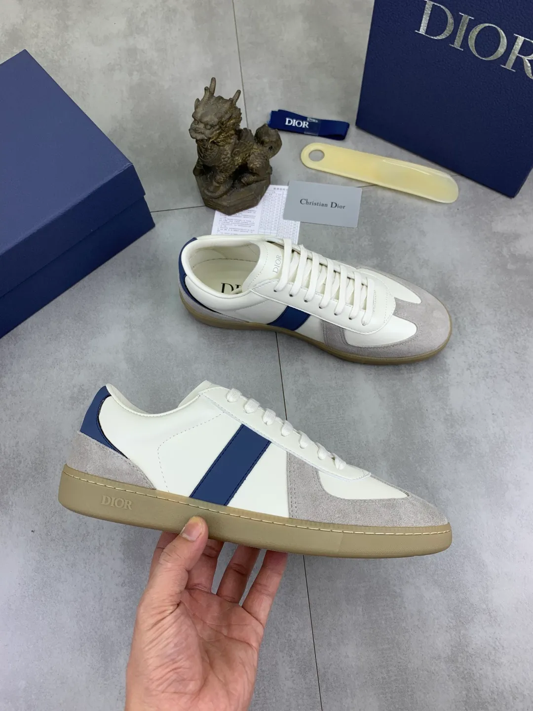 Men's shoes 💰P360 New Dior B01 moral training shoes, white first-layer cowhide, original molded outsole. New to the fall collection, this sneaker marks the return of a Dior classic, reinterpreted in a stylish and elegant silhouette. Crafted from white smooth first-grain cowhide with a tonal silk sheepskin lining, it features the Dior logo on the tongue and inner sides, and a CD icon on the heel. Paired with Tpu anti-slip soles of the same color, it can be matched with various styles to create a sophisticated look.  Code number: 38-44